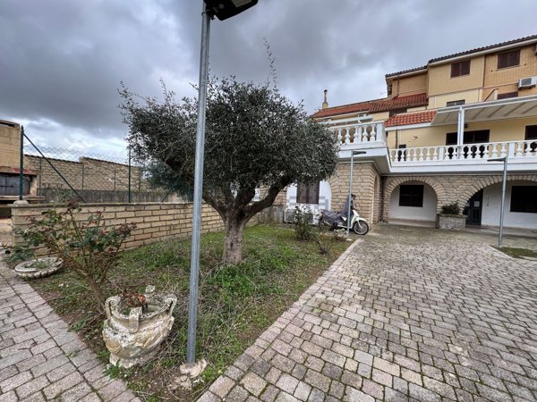 appartamento in vendita a Pomezia in zona Santa Palomba
