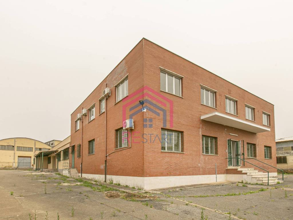 locale commerciale in vendita a Pomezia in zona Pratica di Mare