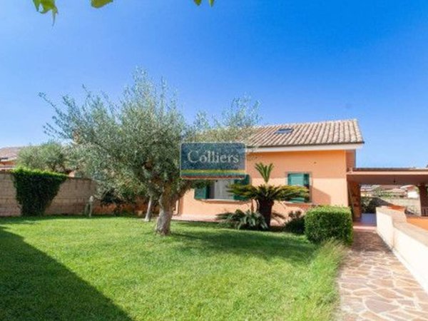casa indipendente in vendita a Pomezia in zona Colli di Enea