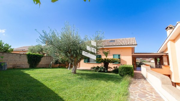 casa indipendente in vendita a Pomezia in zona Colli di Enea