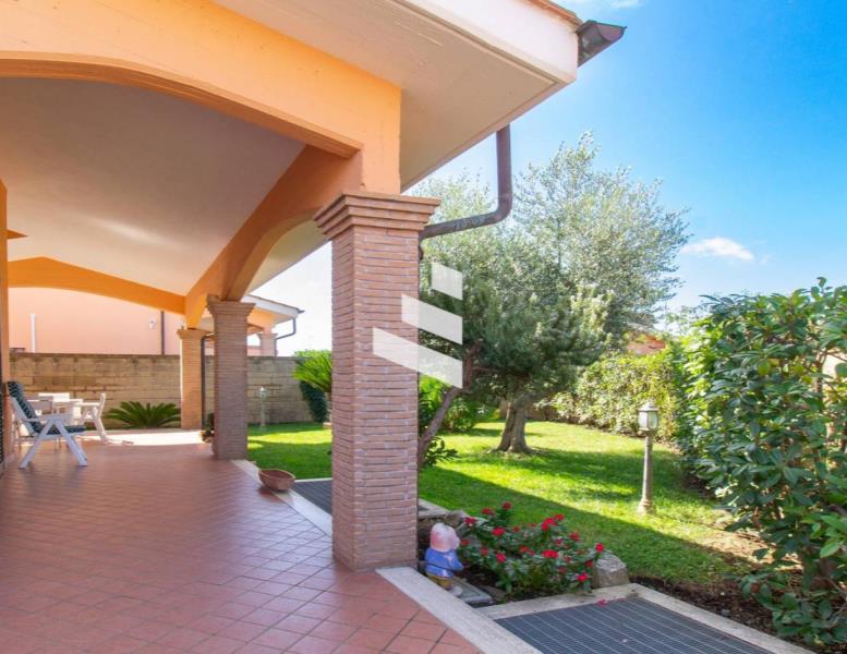 casa indipendente in vendita a Pomezia in zona Colli di Enea