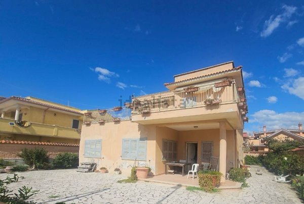 casa indipendente in vendita a Pomezia in zona Torvaianica