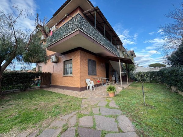 appartamento in vendita a Pomezia in zona Pratica di Mare