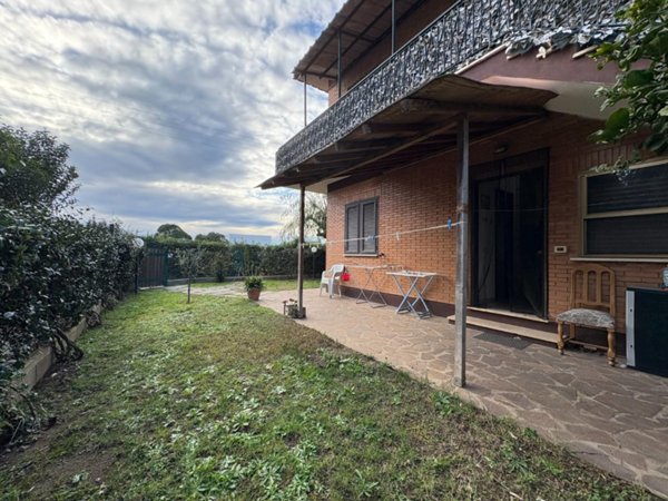 appartamento in vendita a Pomezia in zona Pratica di Mare