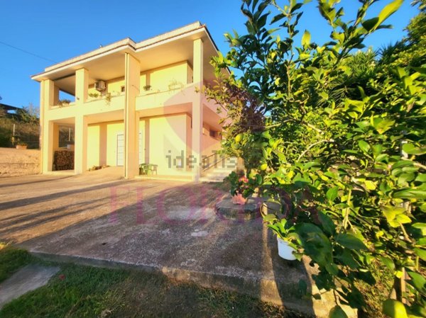 casa indipendente in vendita a Pomezia in zona Torvaianica Alta