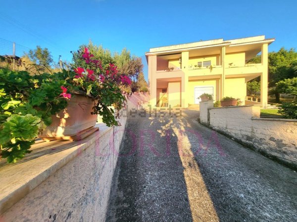 casa indipendente in vendita a Pomezia in zona Castagnetta