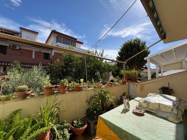 casa indipendente in vendita a Pomezia in zona Pratica di Mare