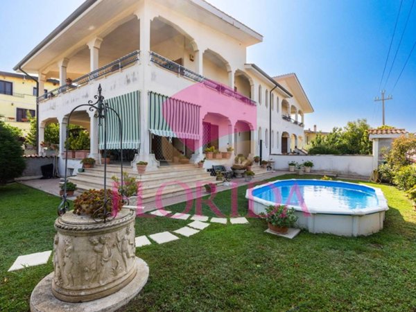 casa indipendente in vendita a Pomezia in zona Torvaianica Alta