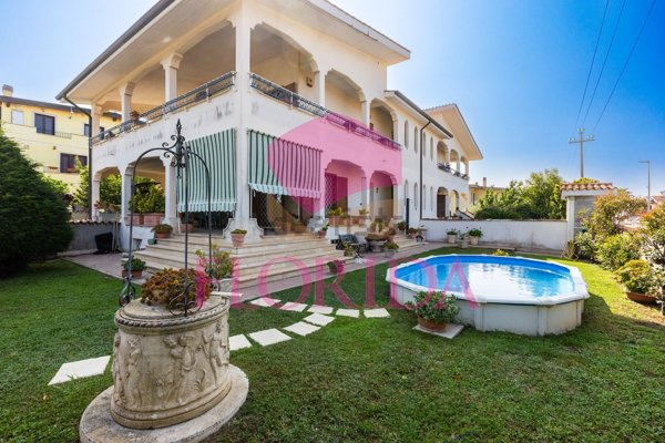 casa indipendente in vendita a Pomezia in zona Torvaianica Alta
