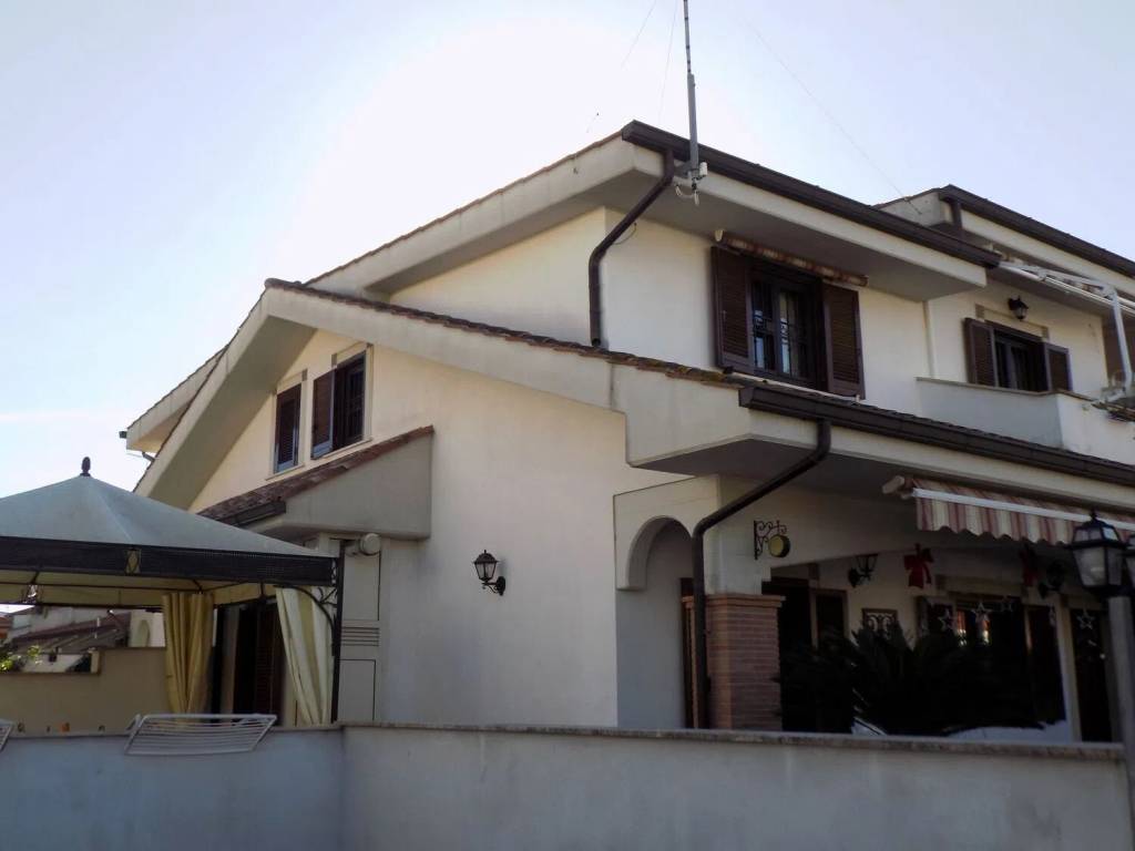 casa indipendente in vendita a Pomezia in zona Torvaianica