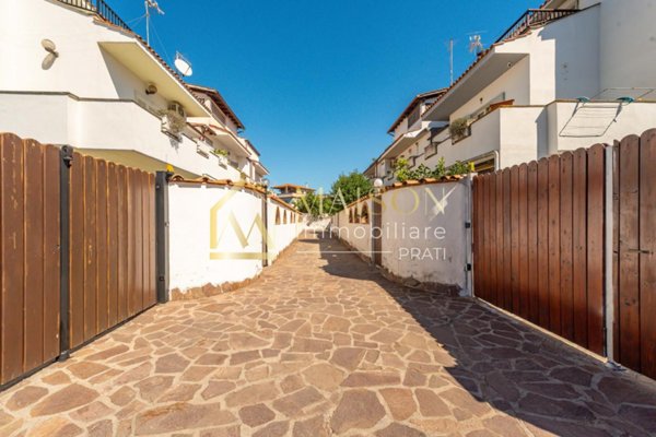 casa indipendente in vendita a Pomezia in zona Torvaianica