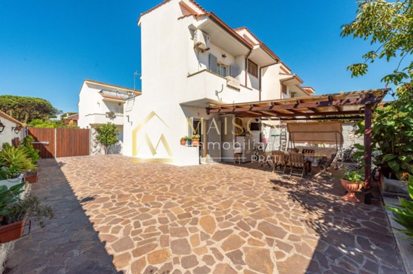 casa semindipendente in vendita a Pomezia in zona Campo Ascolano