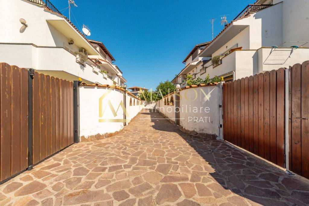 casa semindipendente in vendita a Pomezia in zona Campo Ascolano