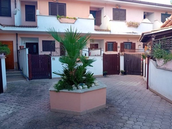 casa indipendente in vendita a Pomezia in zona Campo Selva