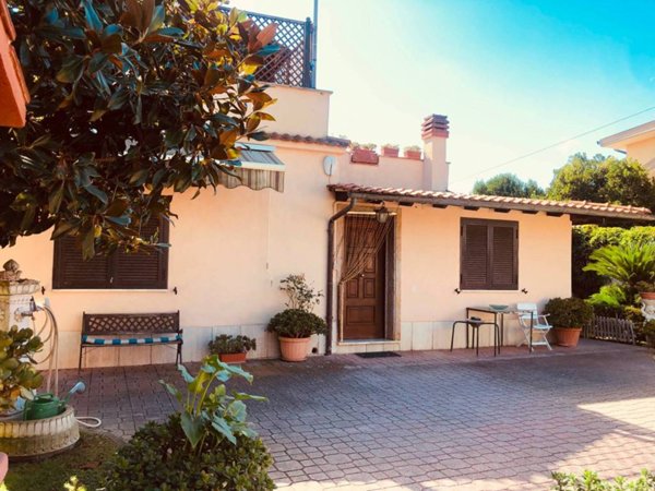 casa indipendente in vendita a Pomezia in zona Torvaianica Alta