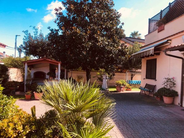 casa indipendente in vendita a Pomezia in zona Torvaianica Alta