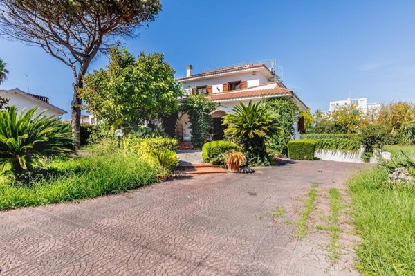 casa indipendente in vendita a Pomezia in zona Torvaianica