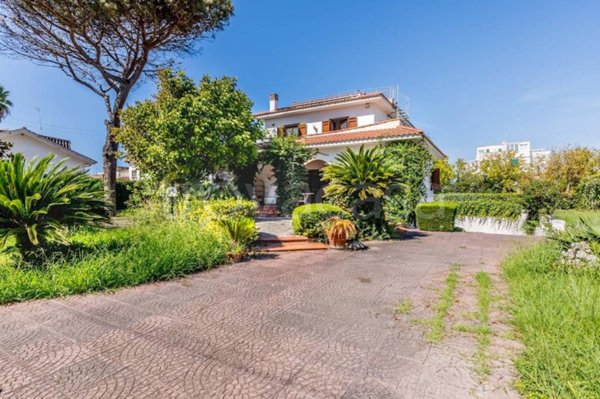casa indipendente in vendita a Pomezia in zona Torvaianica