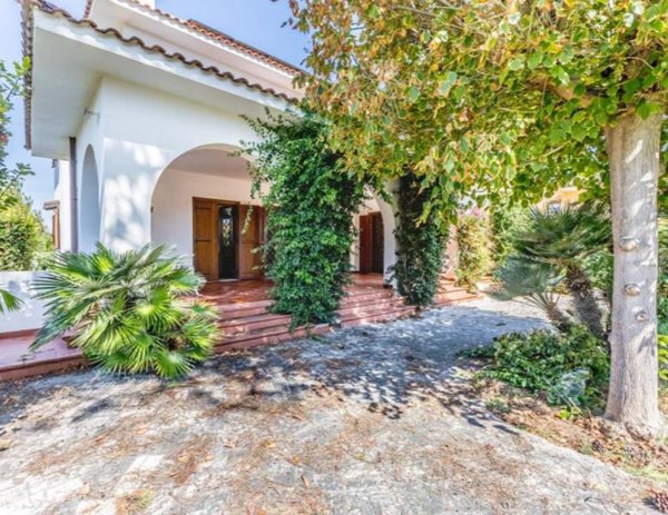 casa indipendente in vendita a Pomezia in zona Torvaianica