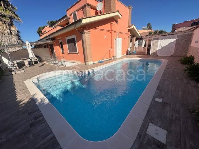 casa indipendente in vendita a Pomezia in zona Colli di Enea