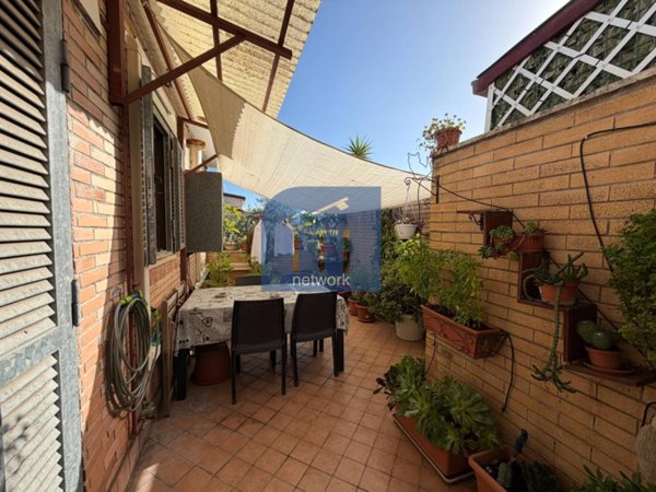 appartamento in vendita a Pomezia in zona Pratica di Mare