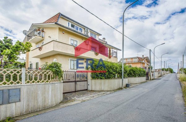 appartamento in vendita a Pomezia in zona Castagnetta