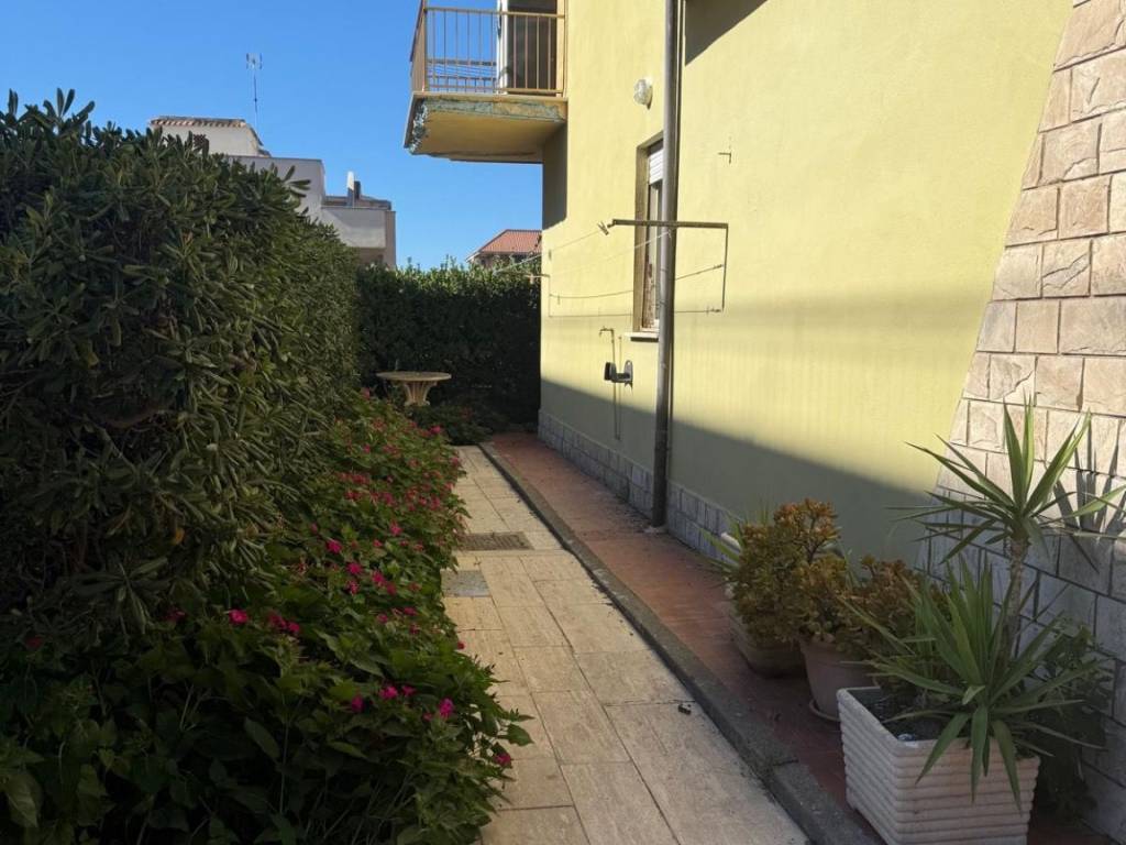 appartamento in vendita a Pomezia in zona Torvaianica