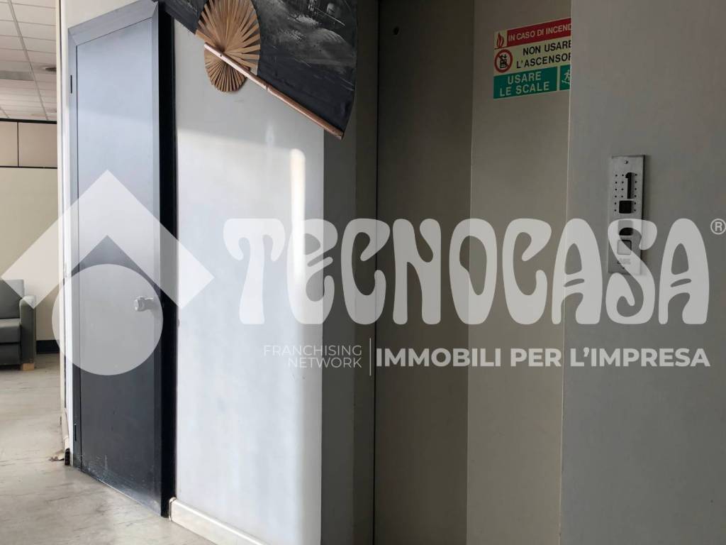 locale commerciale in vendita a Pomezia