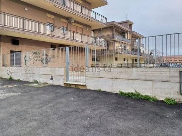 negozio in vendita a Pomezia in zona Torvaianica