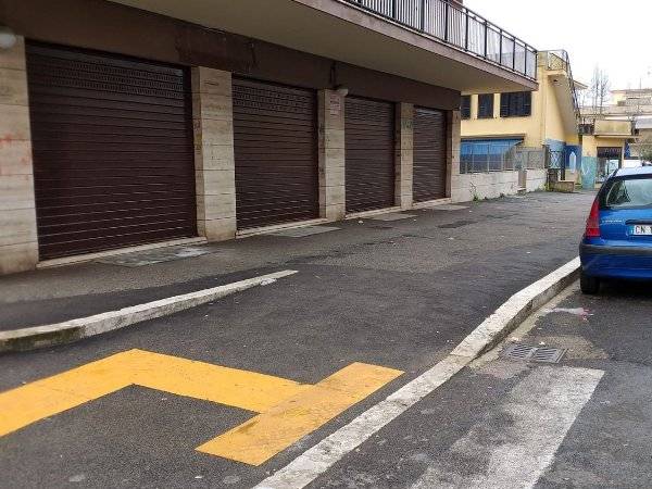negozio in vendita a Pomezia in zona Torvaianica
