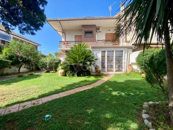 casa indipendente in vendita a Pomezia in zona Torvaianica