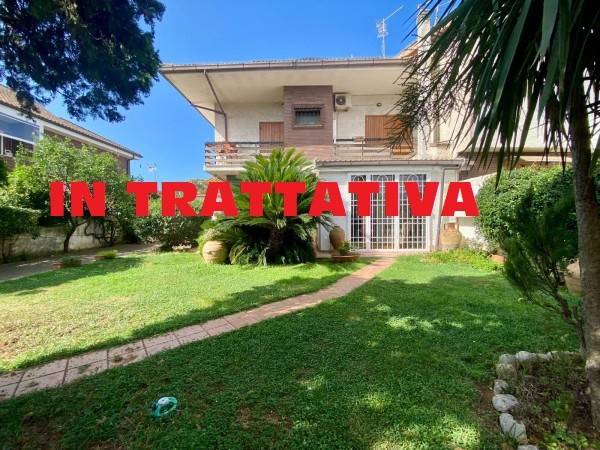 casa indipendente in vendita a Pomezia in zona Torvaianica