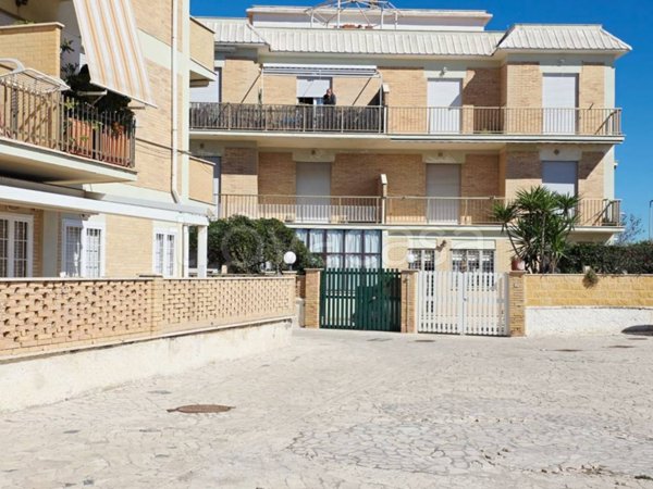 appartamento in vendita a Pomezia in zona Torvaianica