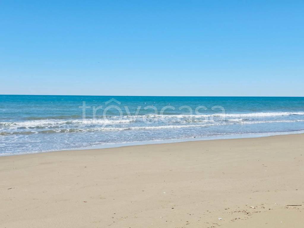 appartamento in vendita a Pomezia in zona Torvaianica