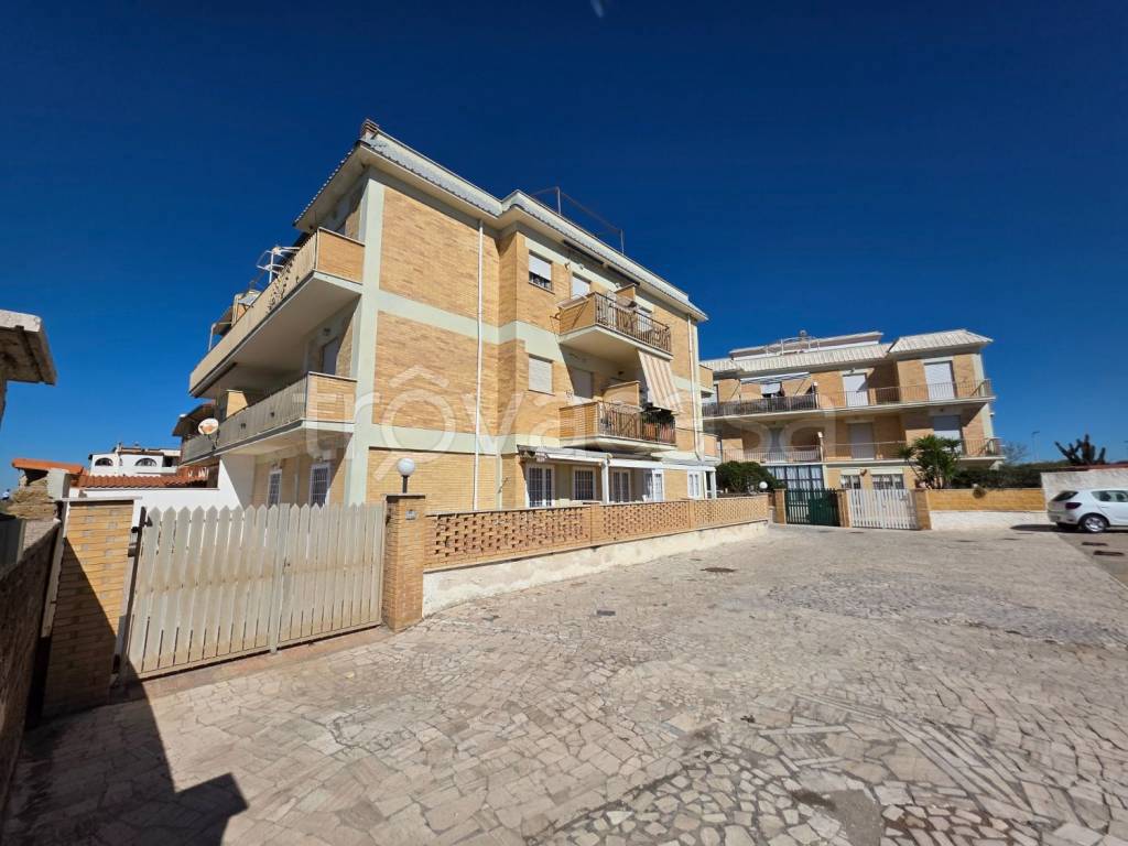 appartamento in vendita a Pomezia in zona Torvaianica