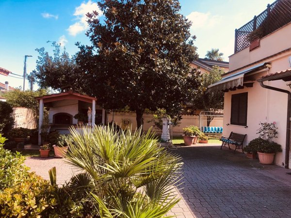 casa indipendente in vendita a Pomezia in zona Torvaianica Alta