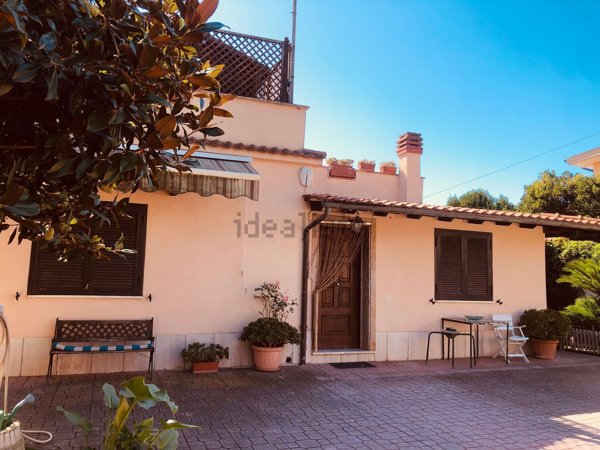 casa indipendente in vendita a Pomezia in zona Torvaianica Alta