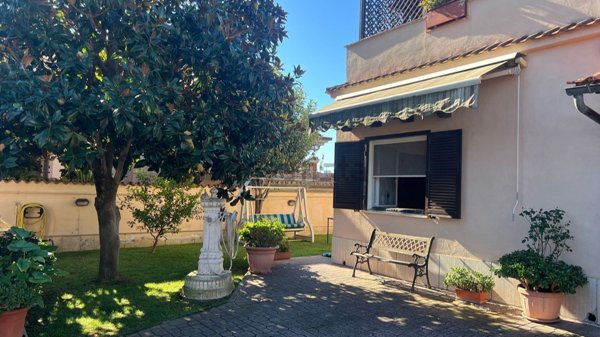 casa indipendente in vendita a Pomezia in zona Torvaianica Alta