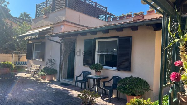 casa indipendente in vendita a Pomezia in zona Torvaianica Alta