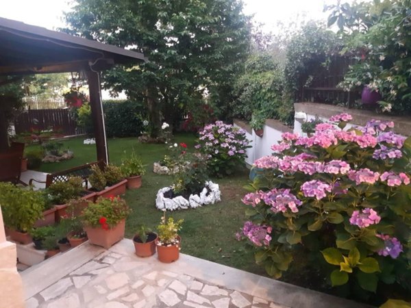 casa indipendente in vendita a Pomezia