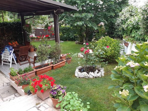 casa indipendente in vendita a Pomezia