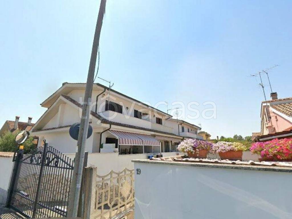 appartamento in vendita a Pomezia in zona Torvaianica