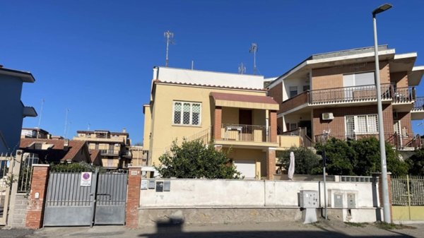 appartamento in vendita a Pomezia in zona Torvaianica