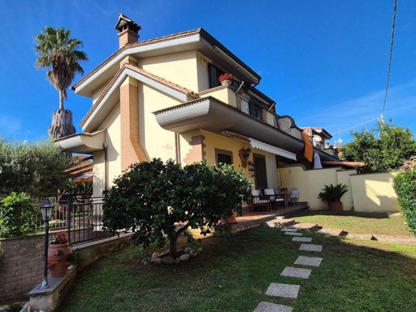 casa indipendente in vendita a Pomezia in zona Torvaianica Alta