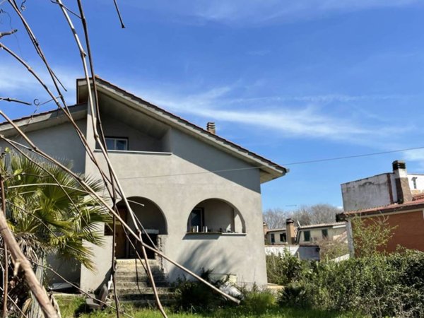 casa indipendente in vendita a Pomezia in zona Torvaianica Alta