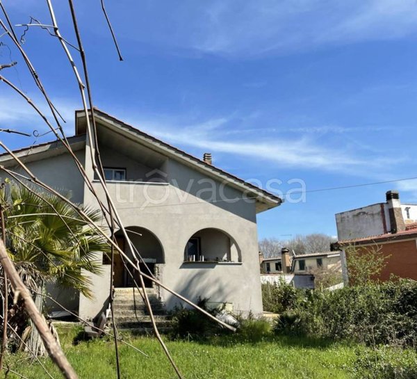 casa indipendente in vendita a Pomezia in zona Torvaianica