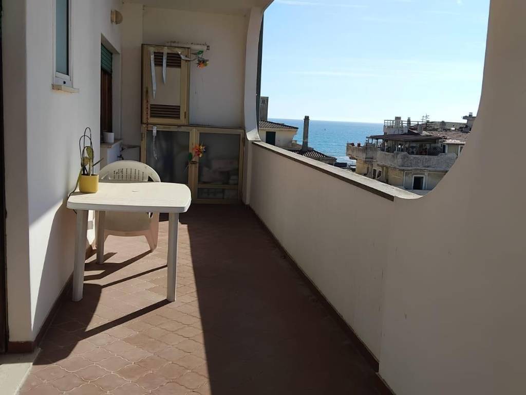 intera palazzina in vendita a Pomezia in zona Torvaianica