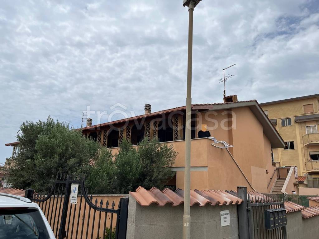 casa indipendente in vendita a Pomezia in zona Torvaianica