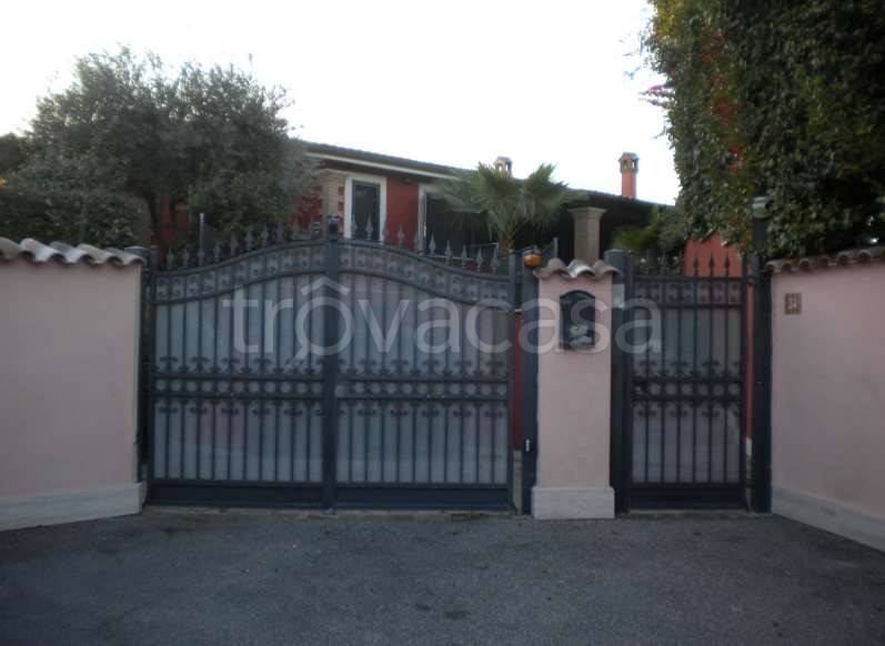 casa indipendente in vendita a Pomezia in zona Colli di Enea