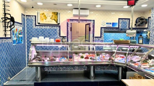 negozio in vendita a Pomezia in zona Torvaianica